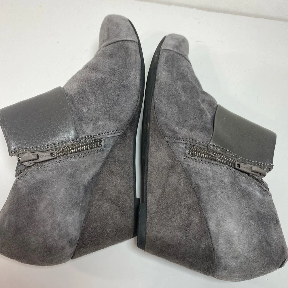 Clarks Women's‎ Size 7 Suede Leather Side Zip Wedge Ankle Boots Grey